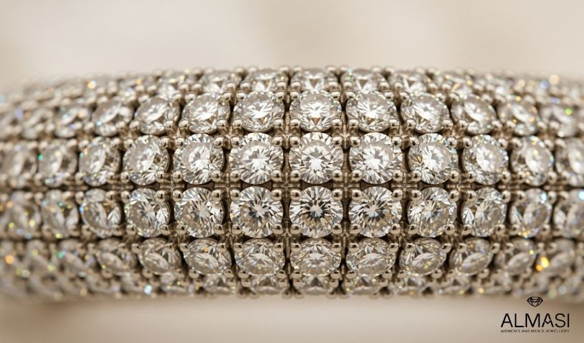 What is Pave Jewelry